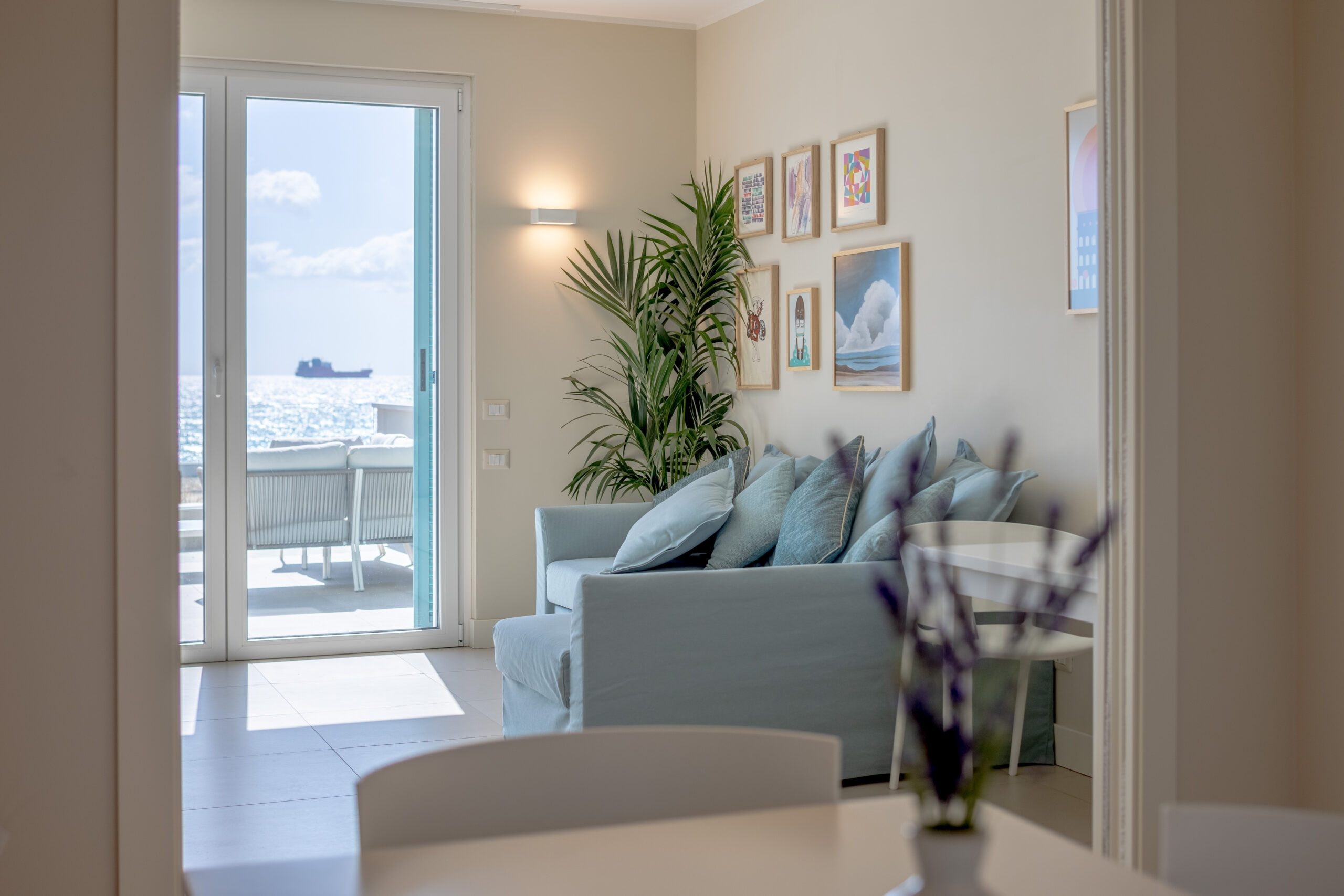 Salotto con vista mare dell'appartamento - Suites Esterina Civitavecchia
