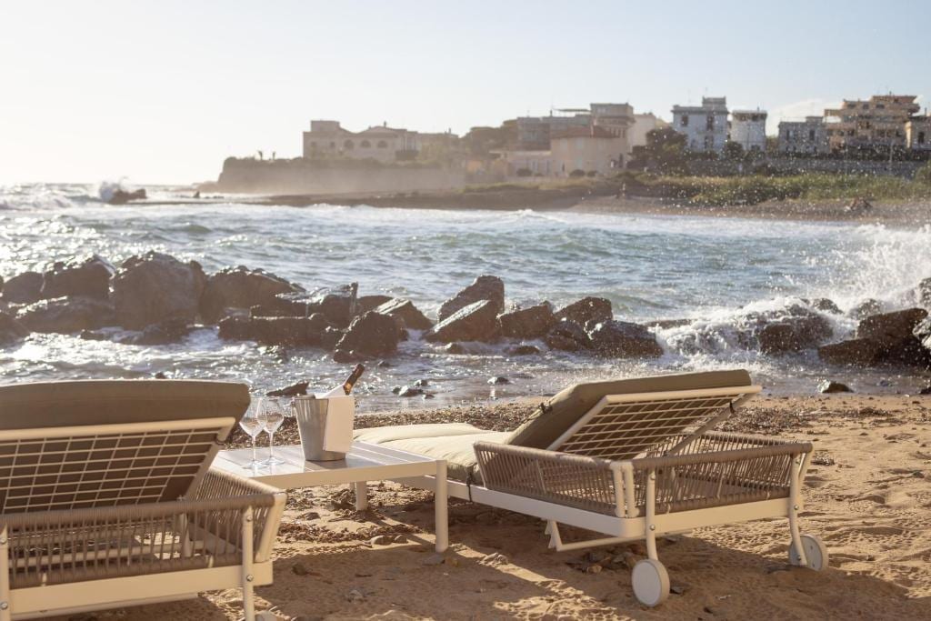 Spiaggia Grotta Aurelia con lettini - Civitavecchia